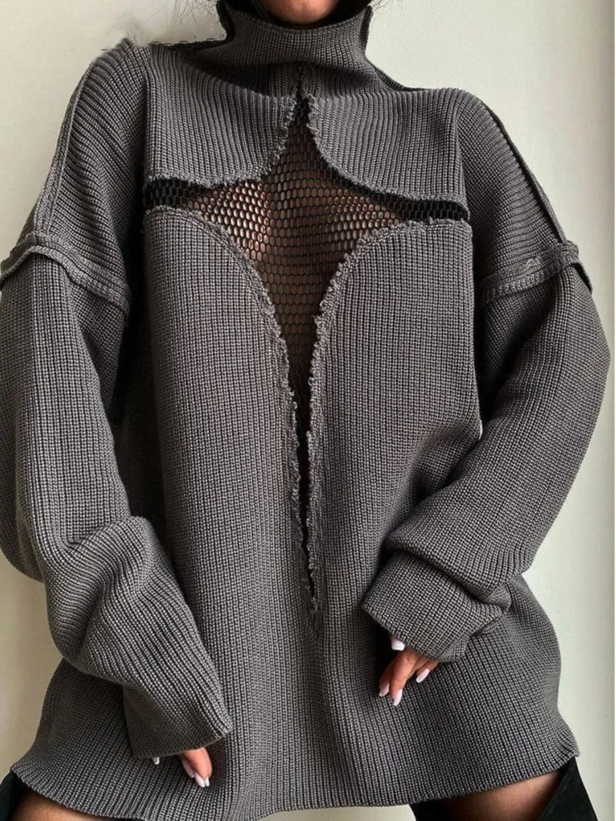 Sweter oversize z dzianiny, luźny krój, długi rękaw, średniej długości, kolor transparentny.