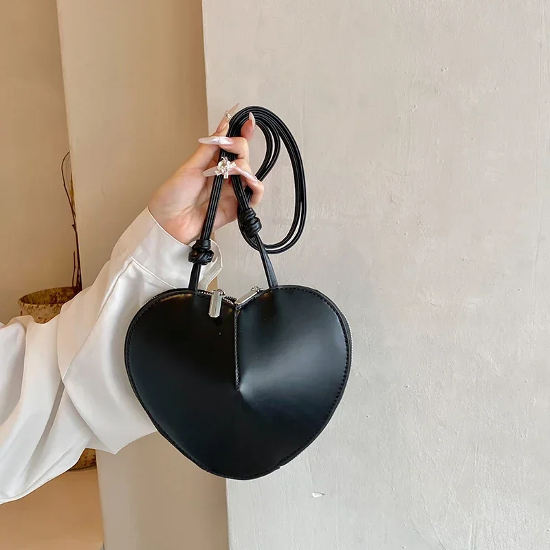 Sacs à bandoulière rétro en forme de cœur pour femmes, fouet de luxe, PU, initié, haute qualité, simple, design unique, solide, mode 2024