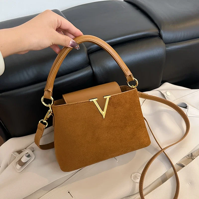

Luxurious Fashion Suede Solid Color Women Shoulder Bag Metal Deco Wear-resistant Adjustable Shoulder Strap for Outings Travel