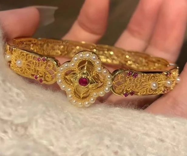 Argento 925 e oro placcato K Metodo antico Filigrana cava Stile corte femminile Bracciale con trifoglio di perle Gioielli con bracciale fine