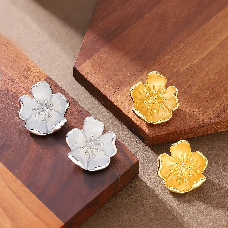

Fashionable temperament, simple three-dimensional pleated flower stamens, light luxury high-end earrings, holiday style earrings