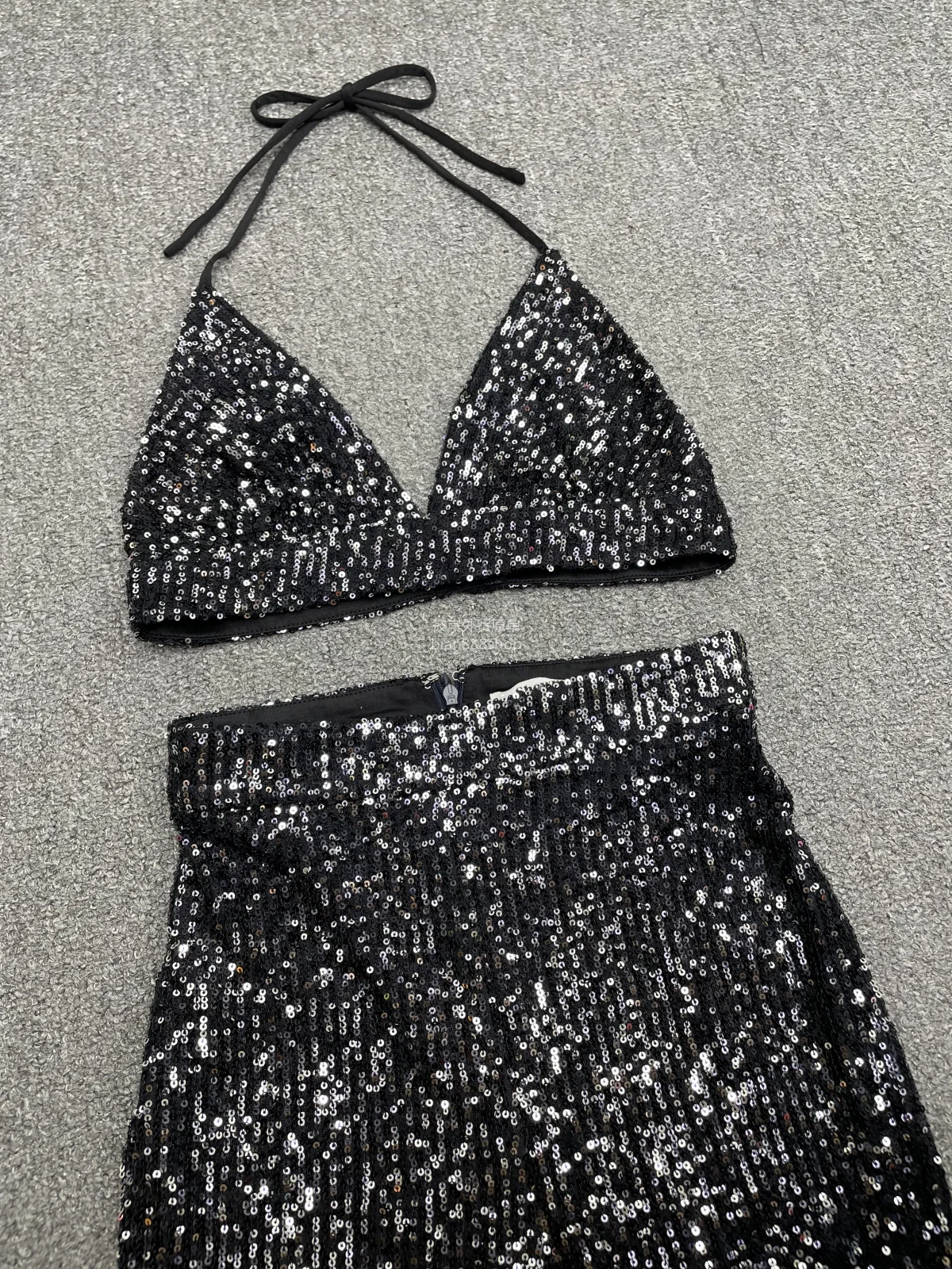 Odpowiedni na scenę crop top i spodnie z rozszerzanymi nogawkami, błyszczący, modny strój na festiwal muzyczny, styl hot girl, spódnica z wysokim stanem w kształcie litery A.