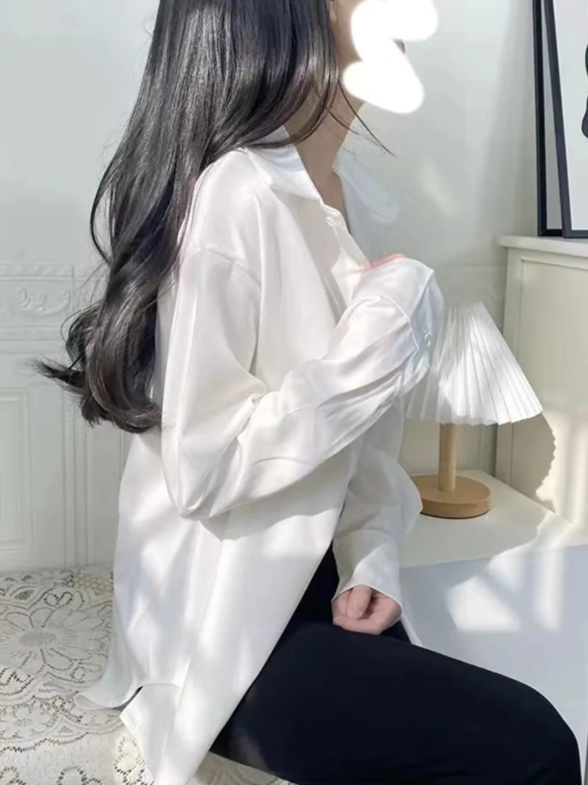 Ele المرأة طويلة Sve irt 2024 جديد Sle البوليستر الساتان ثنى قميص أبيض الكورية Sle طوق زر التفاصيل