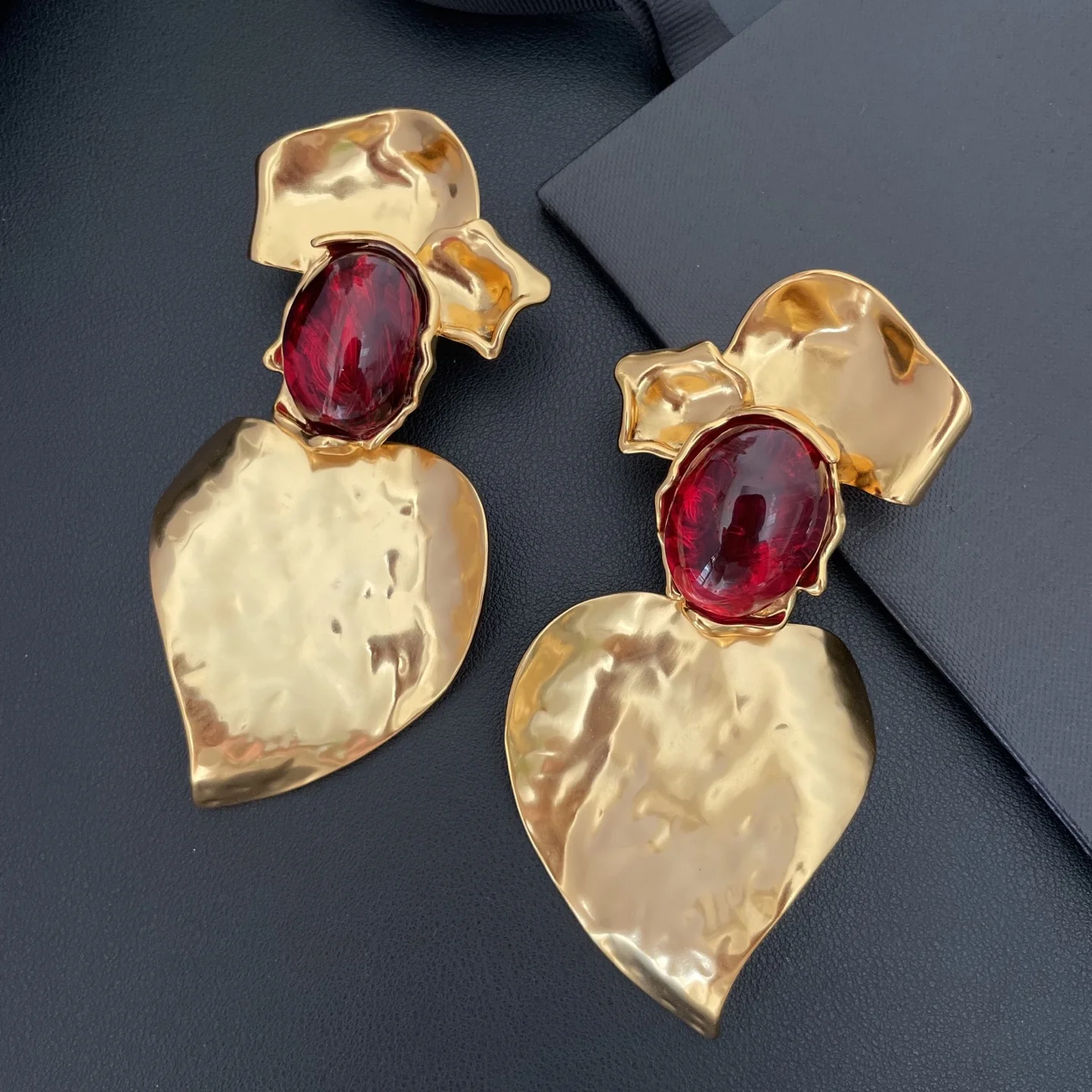 

Vintage Top Quality Brass Plated Gold Flower Red Gemstone Earrings Ear Clip Woman Europe Luxury Designer Jewelry Trend