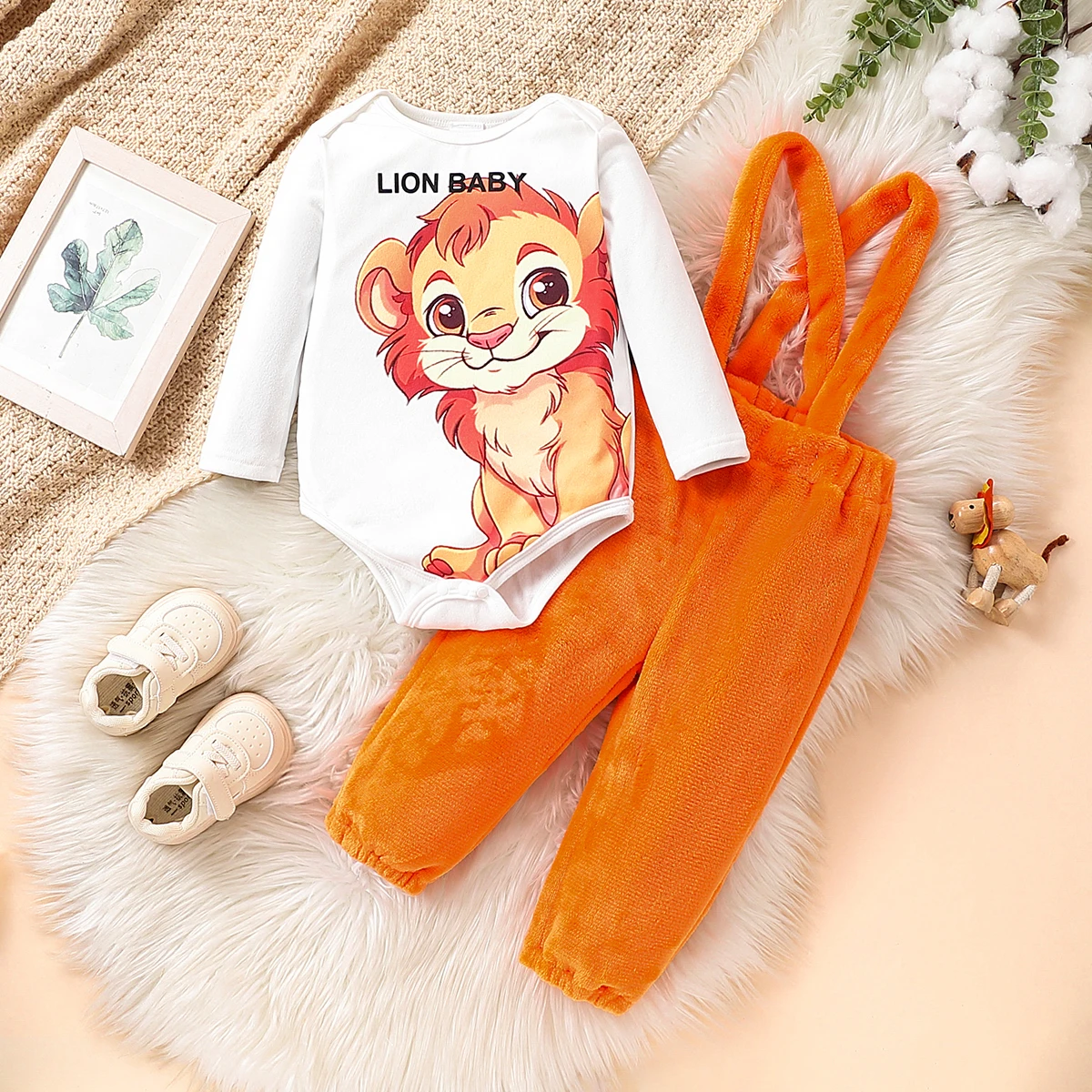 Cute Lion Print Two-Piece Baby Boys' Outfit with Round Neck Long Sleeved Jumpsuit And Orange Plush Shoulder Strap Pants