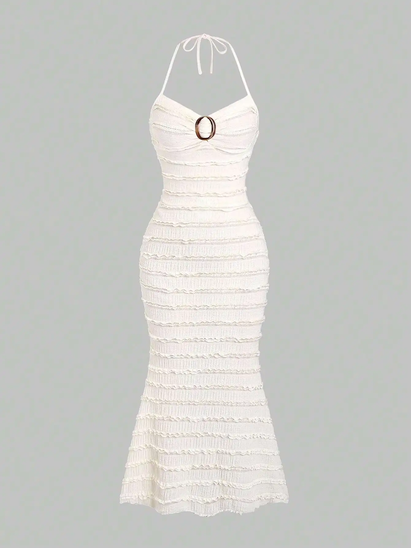 

Женское белое миди-платье с вырезом халтер, драпировкой и круглым кольцом на талии