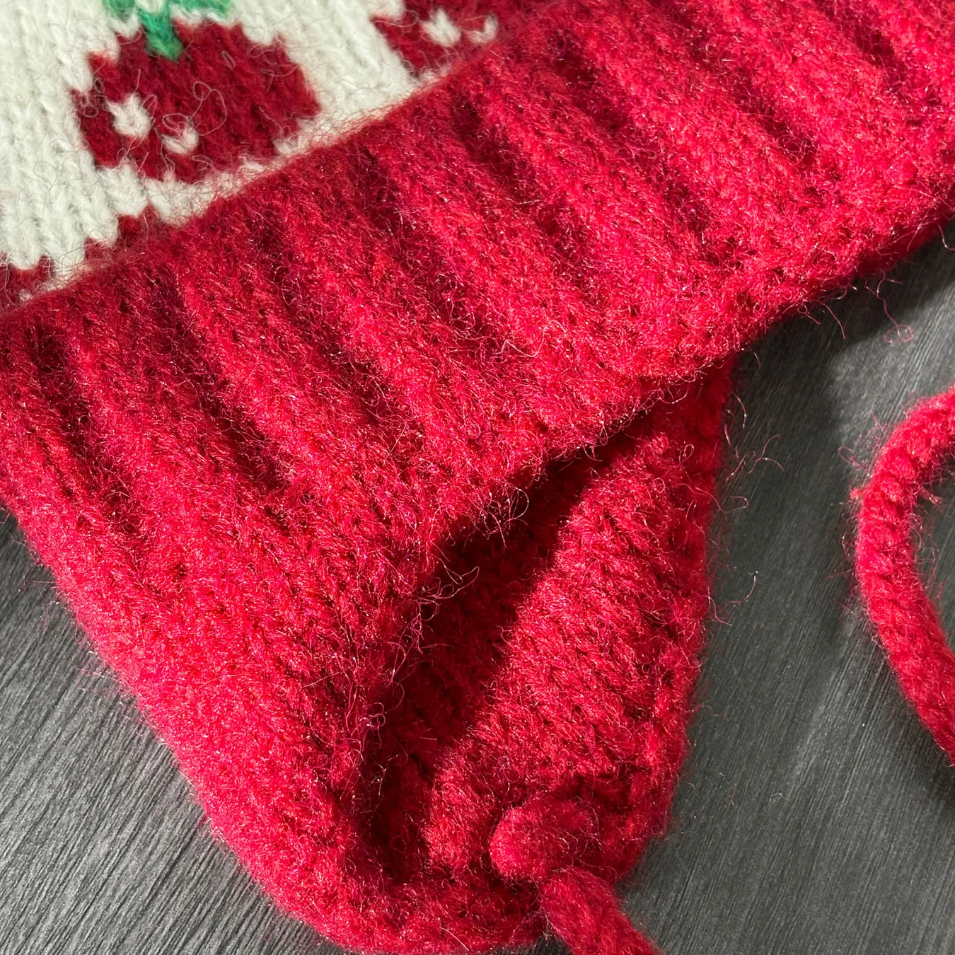 Cappello lavorato a maglia grande Pom-Pom Fair Isle, cappello lavorato a maglia invernale, modello ciliegia, caldo, resistente al freddo, antivento, design protettivo per le orecchie, cappello turbante alla moda, cappello freddo natalizio, stile casual, adatto per l'uso quotidiano in condizioni di freddo