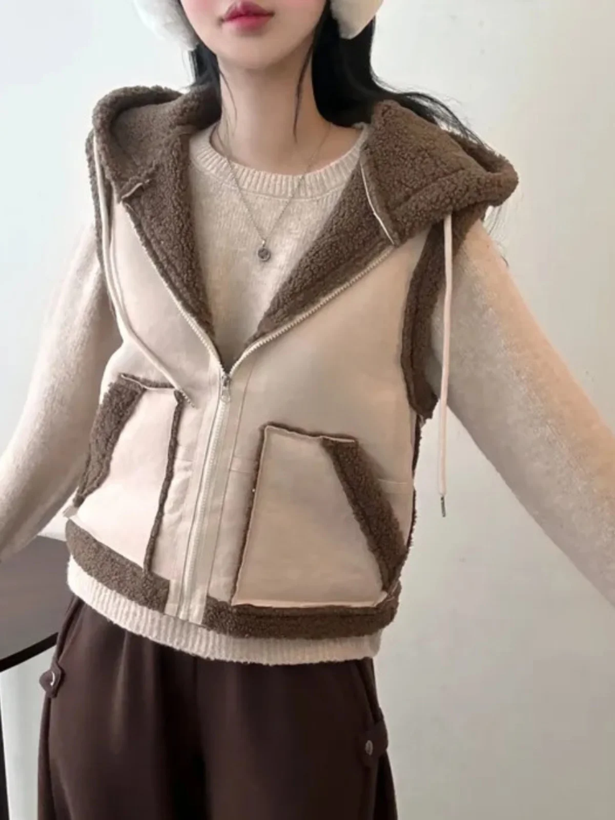 

Женский зимний утепленный жилет с капюшоном, с отделкой из овечьего меха, модный жилет-куртка с подплечниками