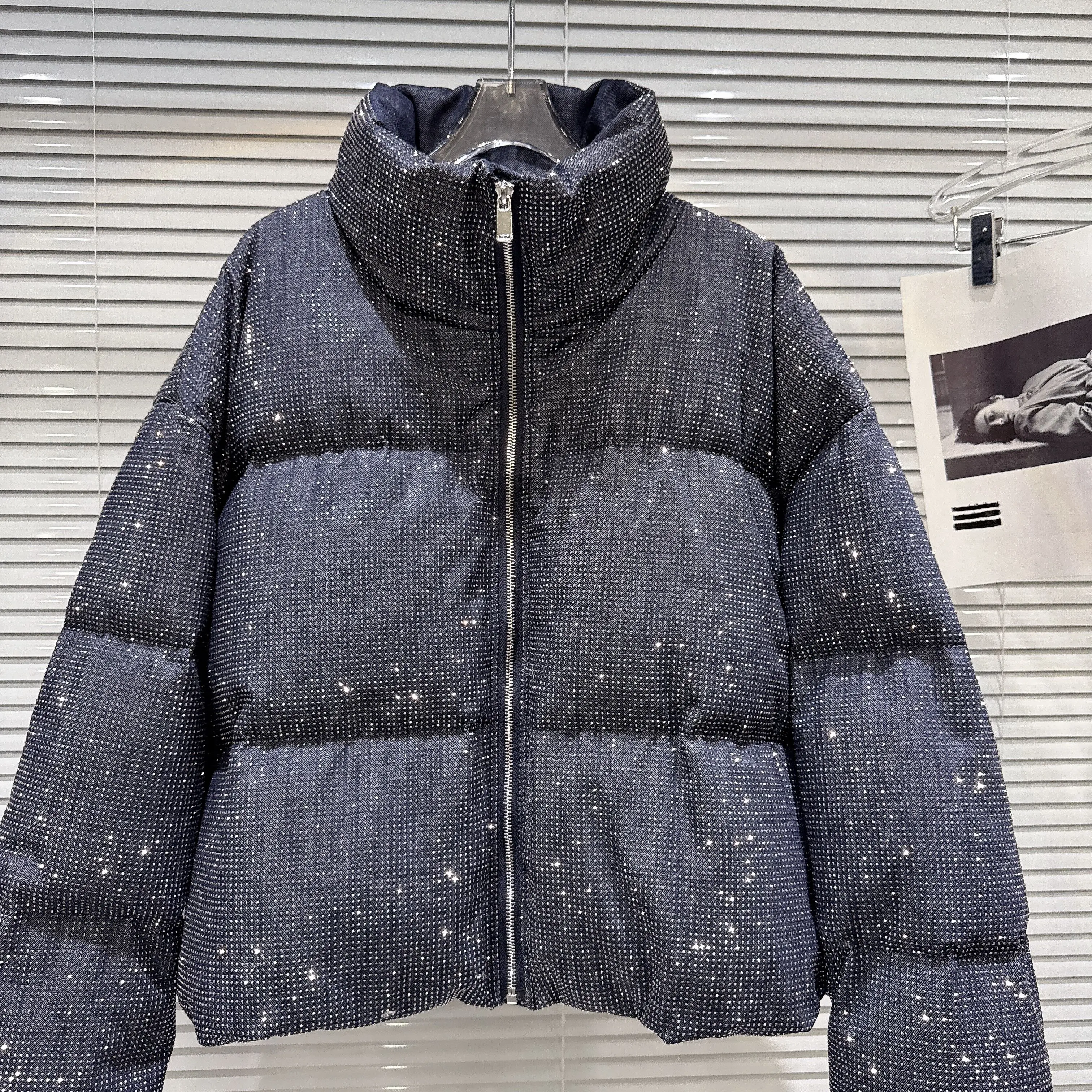 سترة منتفخة من قماش الدنيم بحجر الراين المرصعة بالنجوم على الموضة الثقيلة لشتاء 2025، معطف قطني عصري، ملابس خارجية للسيدات