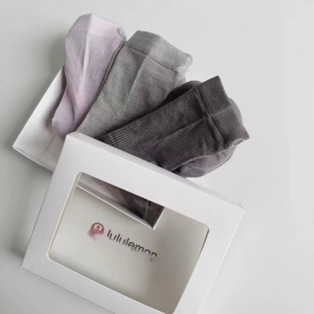 ربيع صيف جديد لولو التوت الحرير رقيقة الأساسية اللون كتلة الإنترنت الجوارب الشهيرة منتصف العجل غزل كومة القطن الرجال الجوارب