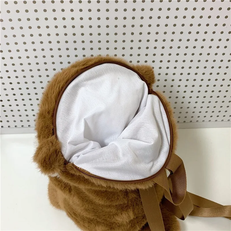 Adorable nutria sosteniendo peces mochila de felpa Capibara lindas niñas mochila de moda regalos casuales para niños