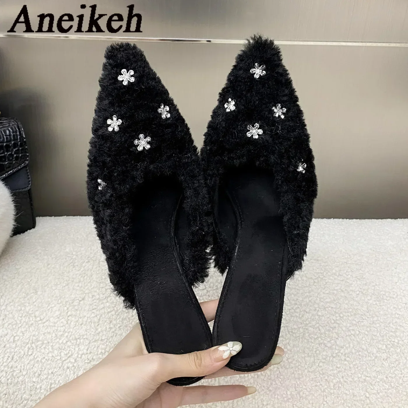 Aneikeh Flauschige Hausschuhe Frauen Winter Mode Dünne Fersen Kopf Maultiere Blume Strass Party Spitz Pumpen Schuh Süße Slip-On