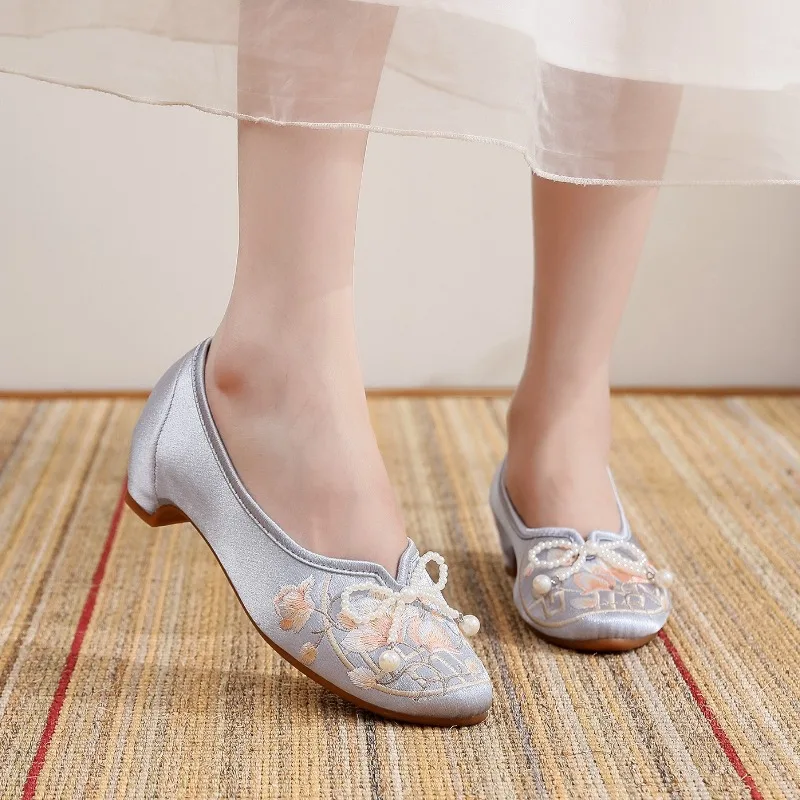 

2026, женские туфли на плоской подошве с жемчужной вышивкой, туфли на низком каблуке в китайском стиле, тканевая обувь в стиле ретро в Пекине, одинаковая обувь Qipao Q-839