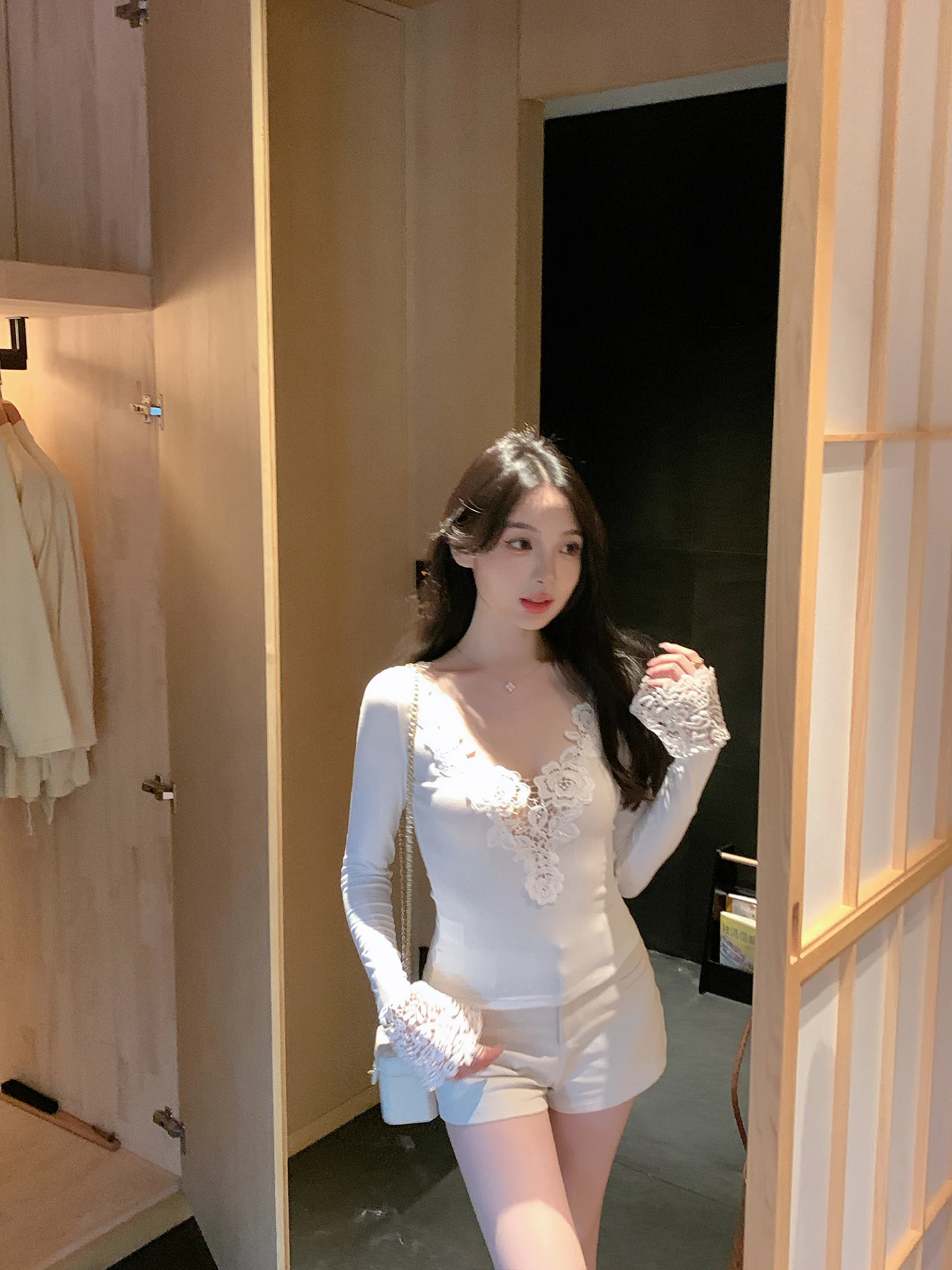 

Slim Fit Long Sve V-Ne Lace Splice Base irt Women's Inner Wear T-irt White Color New Arrival Autumn Season Top