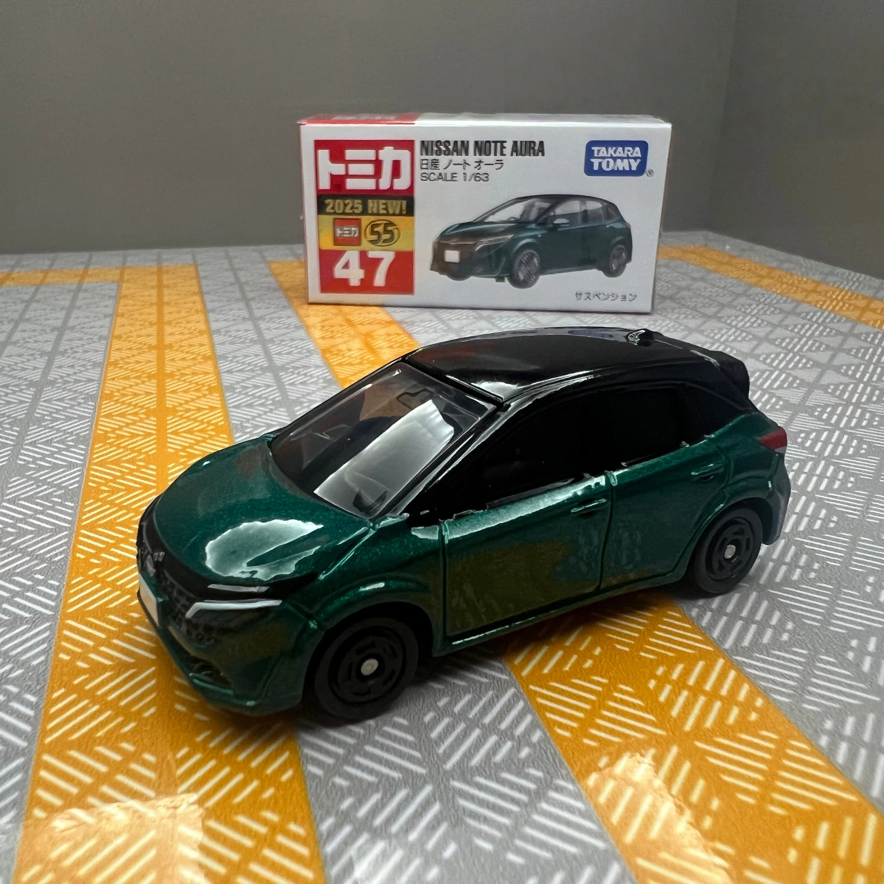 Modelo de Auto de Aleación Fundida a Presión Tomy Tomica, Nissan Note Aura No. 47, Escala 1:63, Color Verde Oscuro, para Colección de Adultos, Exhibición o Regalo