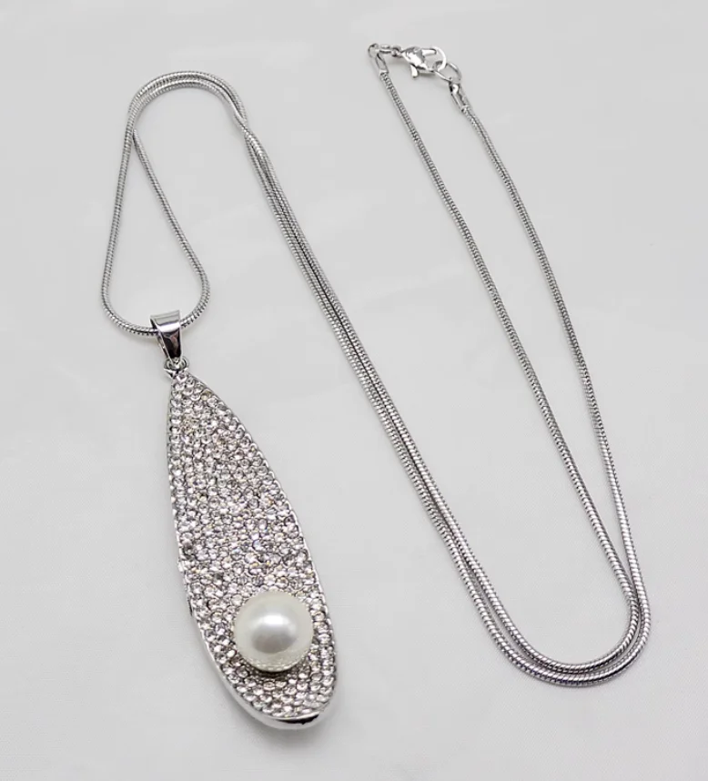 สร้อยคอยาวประดับเพชรและมุก ดีไซน์ทันสมัยและมีสไตล์ ทำจากโลหะผสมทองแดง สำหรับผู้หญิง