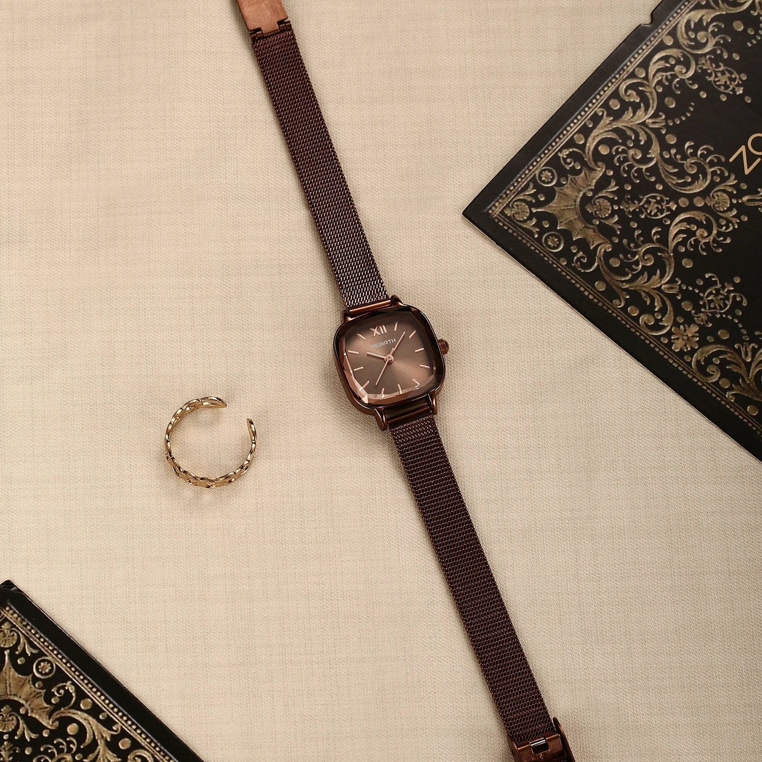 Montre à quartz pour femme, style léger et luxueux, exquis, professionnel et artistique, polyvalente, adaptée à un usage quotidien