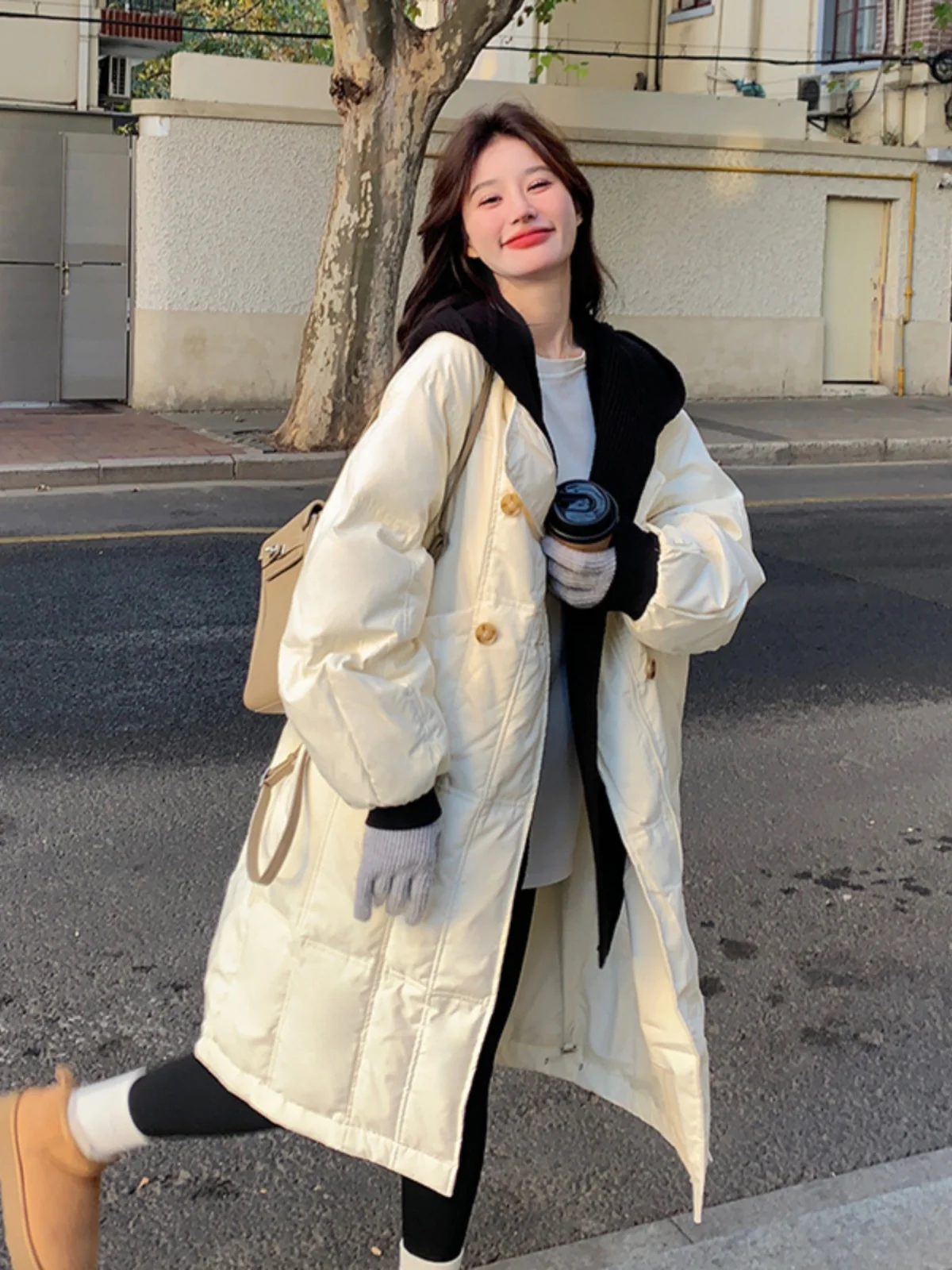 

Новая зимняя белая вязаная шапка и женская удлиненная куртка из пуха/пера с дизайнерским акцентом, белая верхняя одежда для повседневной носки