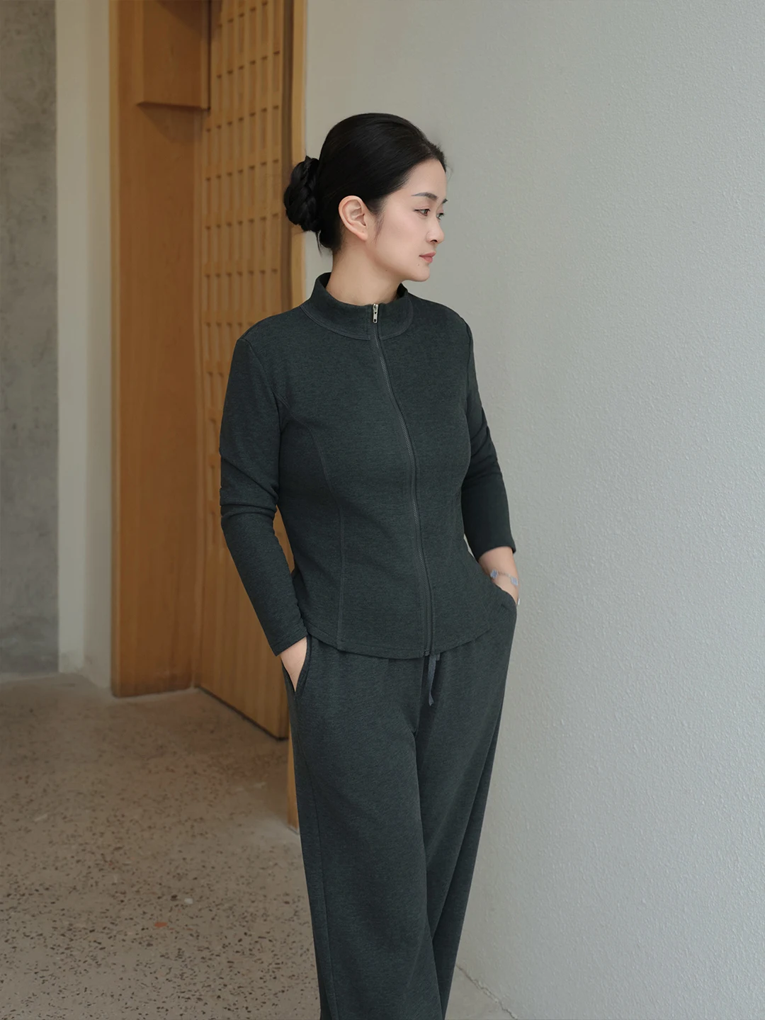 

Женская модная весенняя новинка: шелковая куртка с воротником-стойкой, омолаживающий эффект, топ MaXiang 2026 из смесовой ткани хлопок-шелк-кашемир