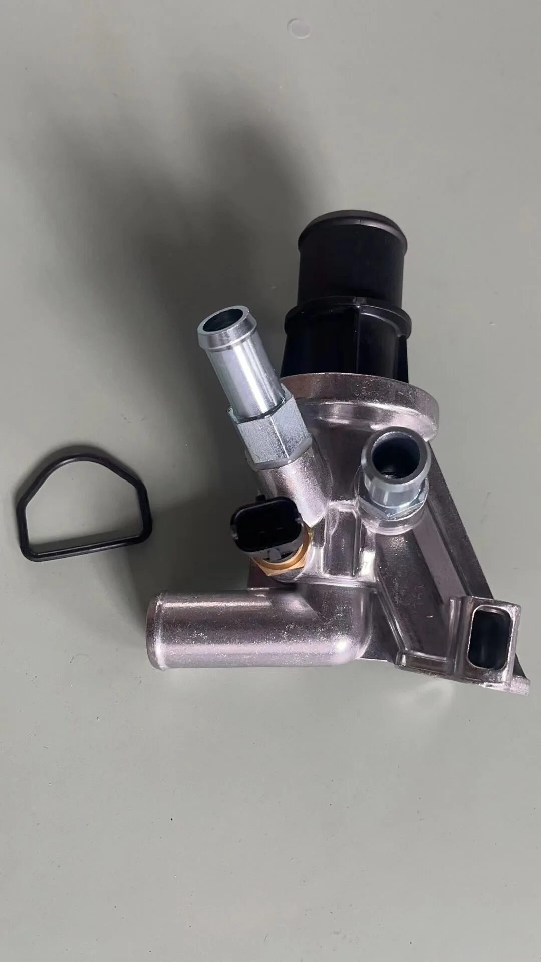 

68028074AA термостат для Jeep Liberty 2007-10