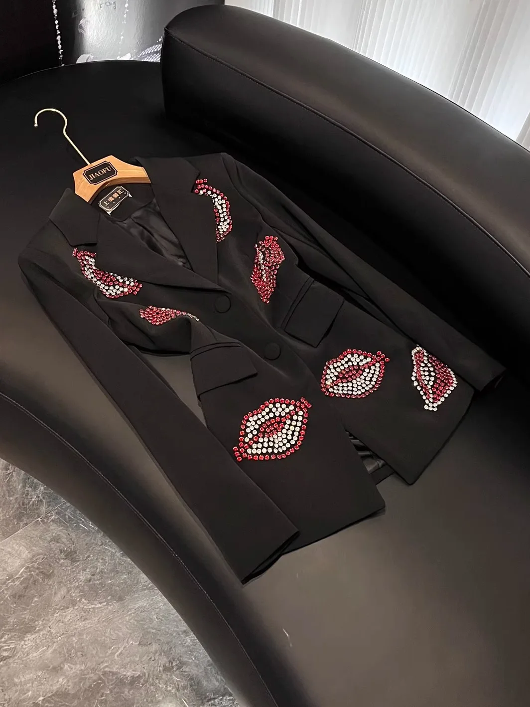 

Ele Red Lip Embellied Slim Fit Suit Commute Sle High End Feel Winter 2025 Новое поступление Эксклюзивный Faion X36