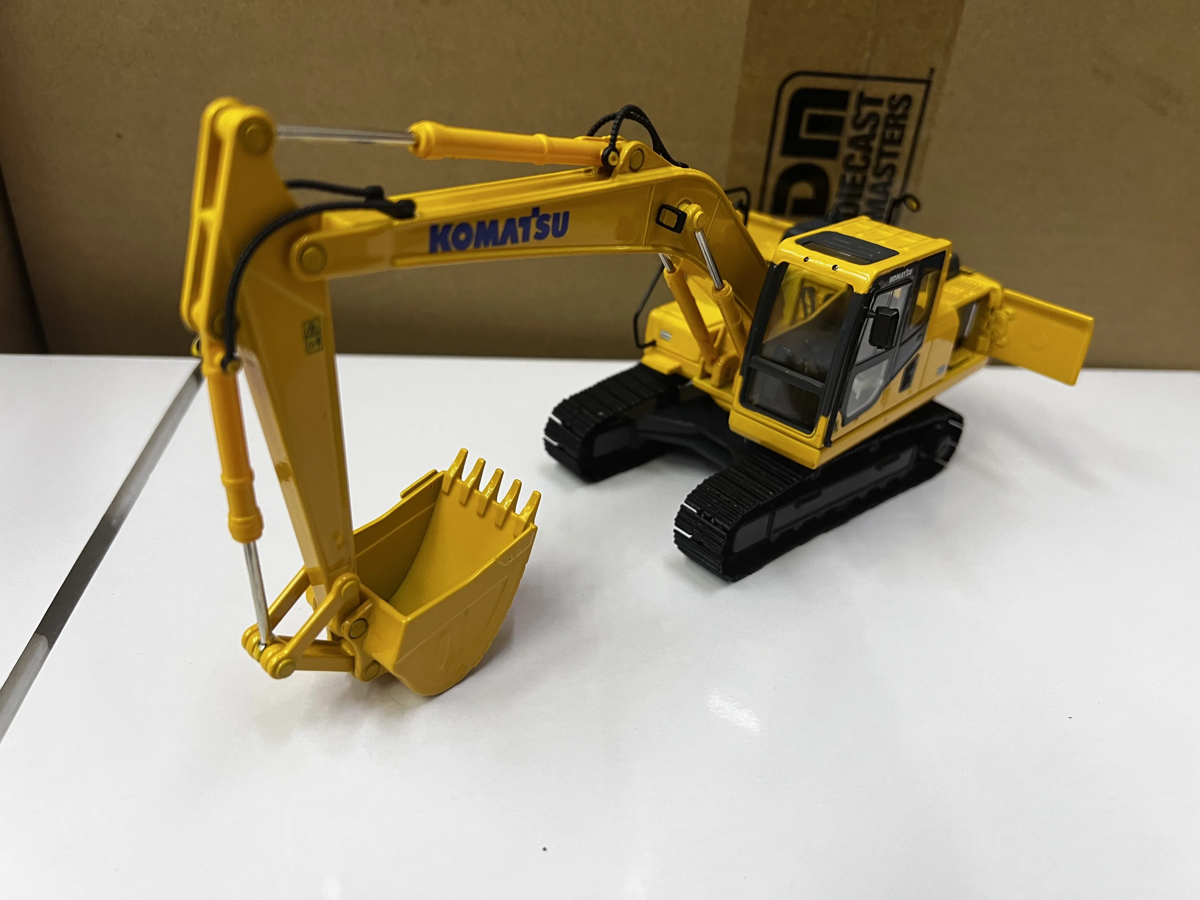 UH Diecast Alloy 1:43 Scale Komatsu PC200-8M0 Excavator Engineering Vehicle Model Adult Classic Toy Souvenir Gift Static Display