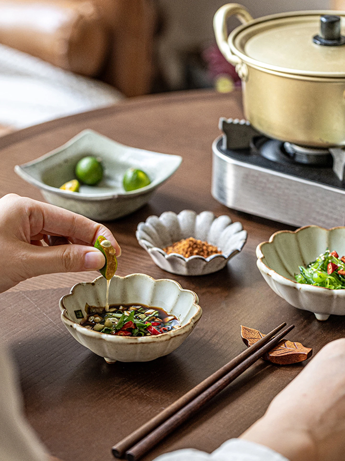 

Ретро-японская маленькая тарелка для соуса, для хот-пота, для пельменей, для домашнего использования, неправильной формы