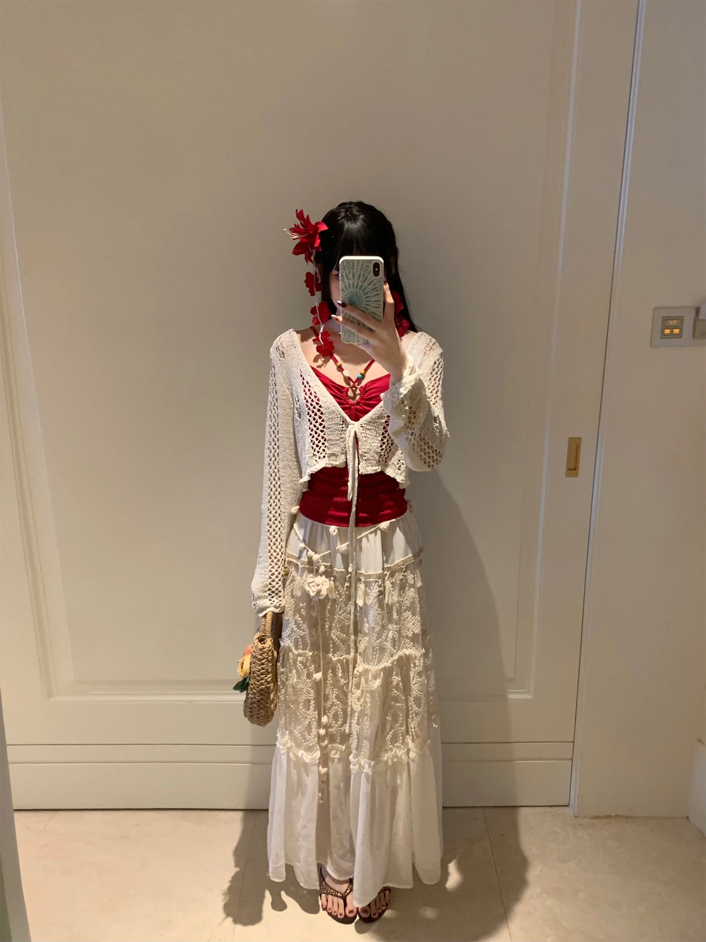 

Женский романтический комплект: вязаный кардиган с кружевными вставками, топ на бретельках и длинная юбка-макси, осенний наряд