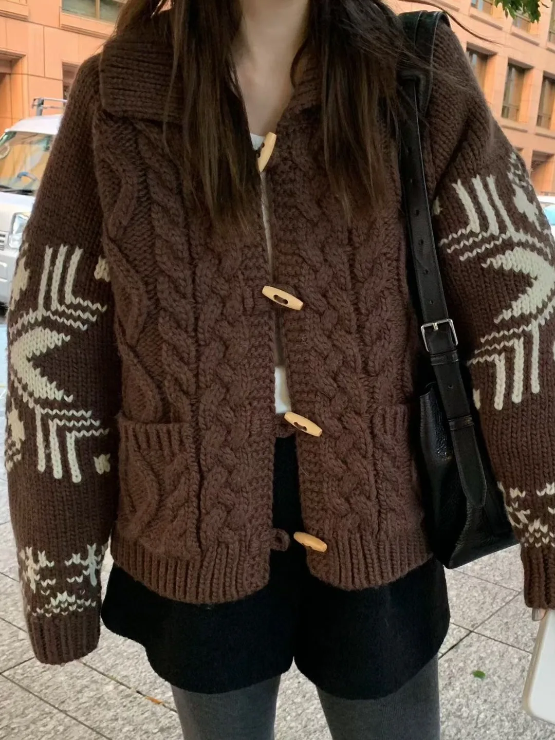 韓国製スレニットカーディガン レディース 冬新作 ファッション 年齢不問セーターコート 折り返し襟と牛角ボタン付き