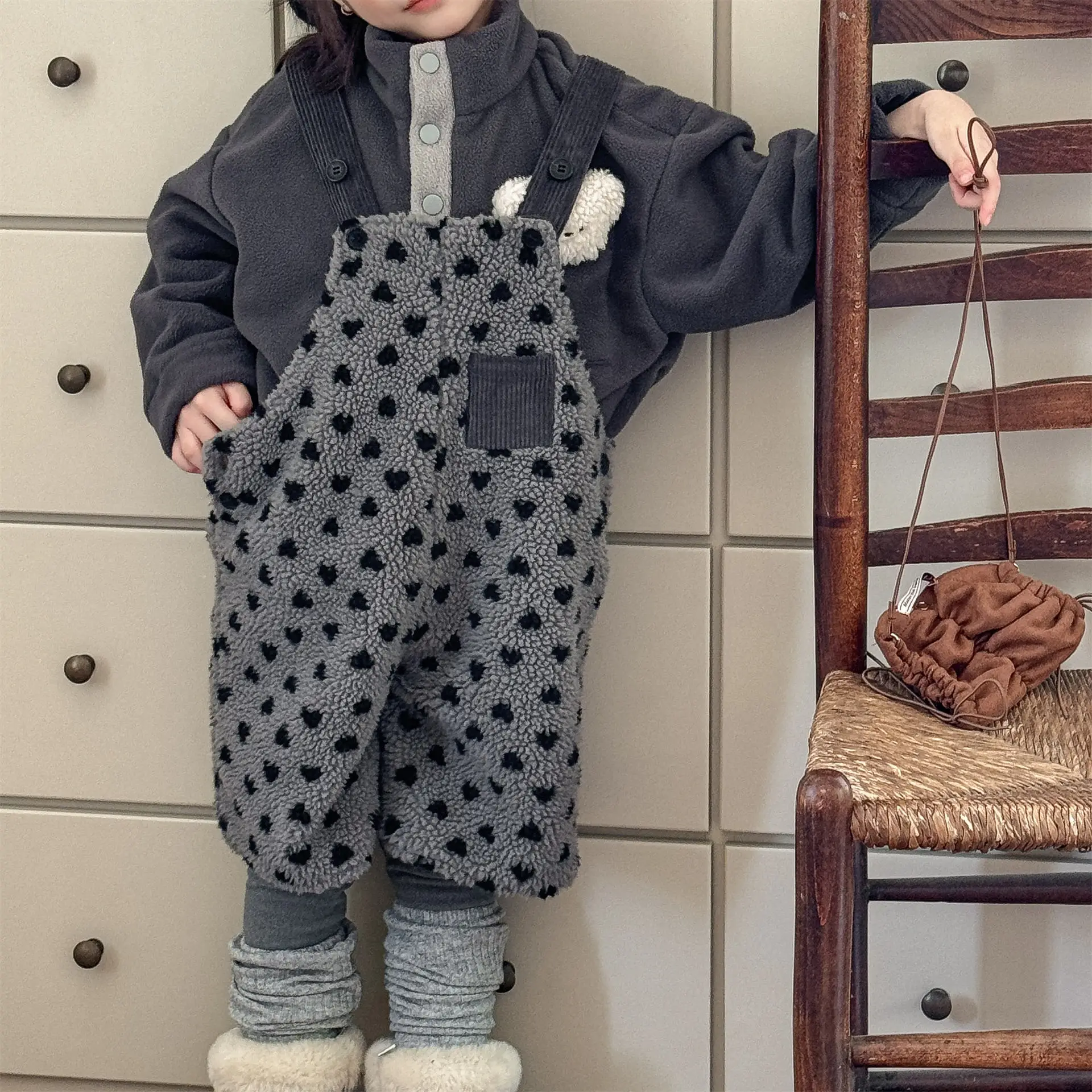 

2025 Winter New Children Lamb Fleece Overalls Boys Casual Pants Plus Velvet Thick Girls Strap Shorts Fashion Kids Warm Clothes