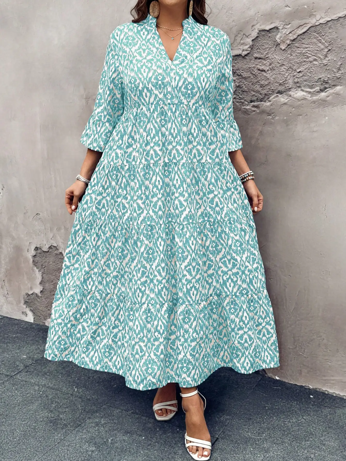 

Женское макси-платье больших размеров с V-образным вырезом, принтом икат и расклешенными рукавами