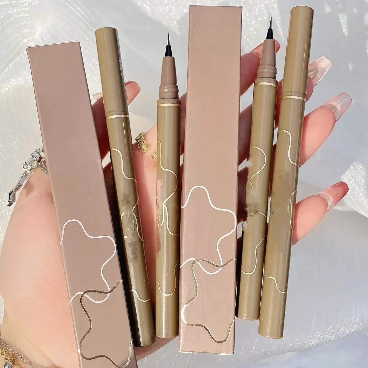 滑らかな非常に細かいアイライナーペン長時間作用速乾性防水アイライナーペン初心者に適した女の子のホリデーギフト
