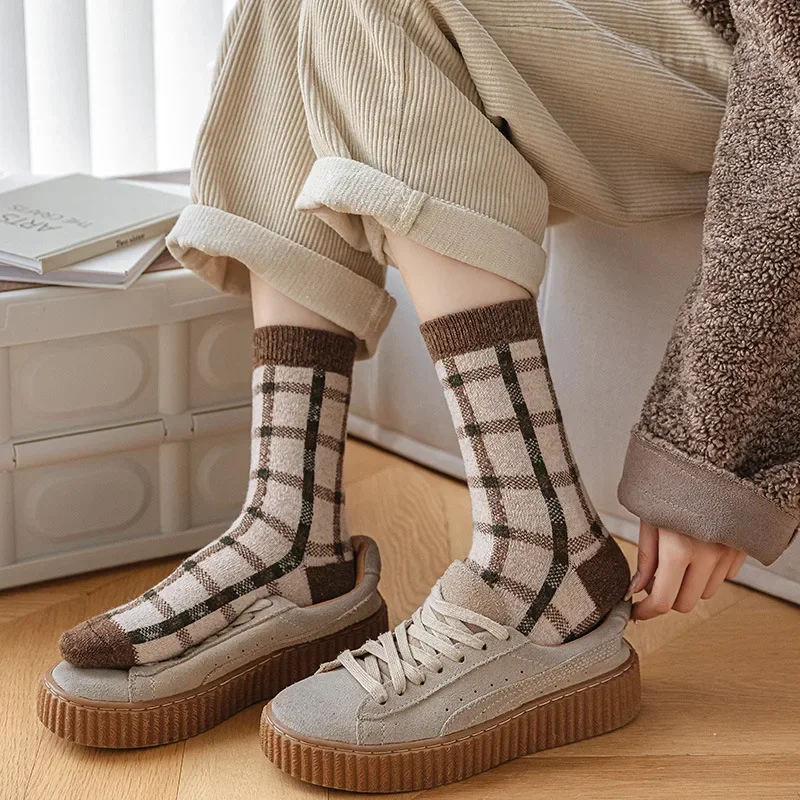 Calcetines de lana para mujer, calcetines japoneses gruesos y cálidos de tubo medio, calcetines informales antifricción absorbentes para el sudor