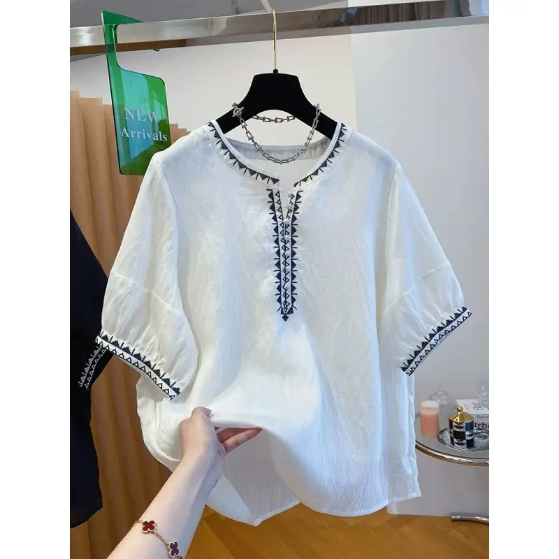 Camicetta da donna a maniche corte in cotone bianco ricamato 2025 Top girocollo ampio nuovo stile