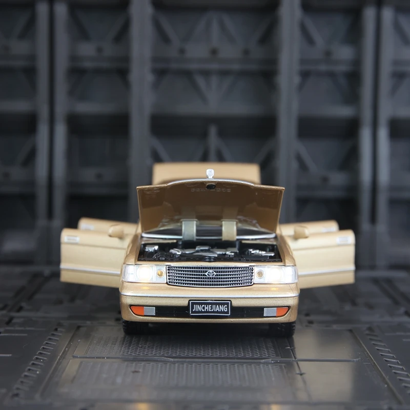 1:32 coleção de ornamentos de modelo de carro de liga Toyota Crown, portas e capô do motor, porta-malas pode abrir, presentes de som e luz