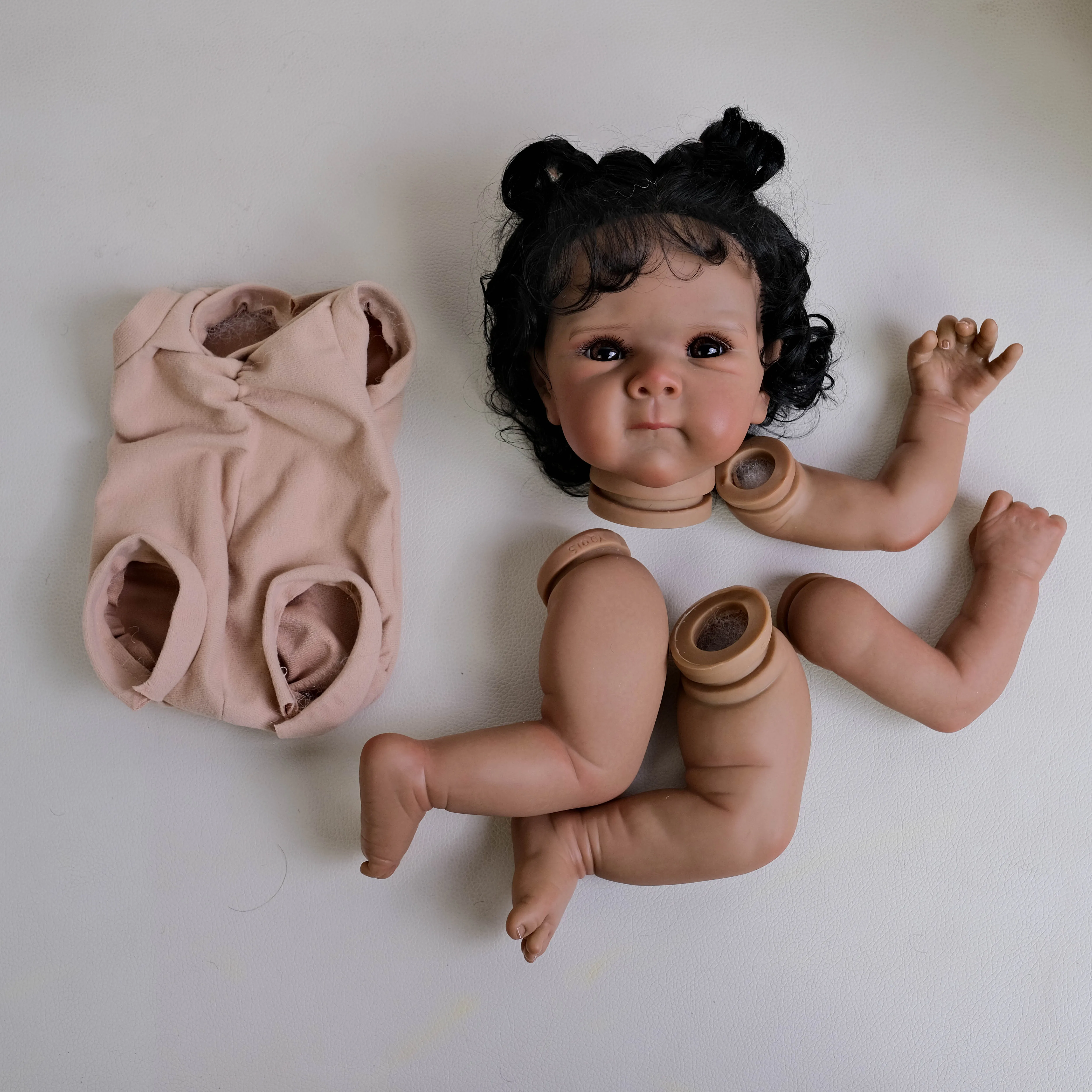 NPK 18 inch Bettie Levensechte Onvoltooide Reborn Doll Kit Donkerbruine Huid Geschilderd DIY Speelgoed Pop Onderdelen met Krullend Haar