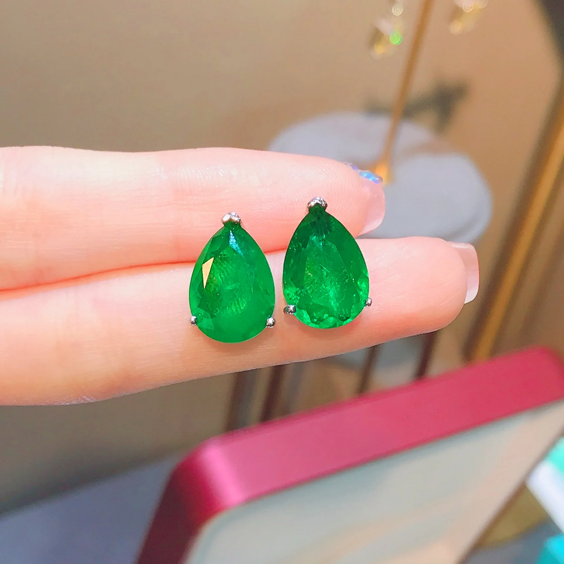 Kristall-Smaragd-Paraiba-Anhänger in Birnenform für Ohrringe und Halskette. Schmuckset für Damen. – Detail 4