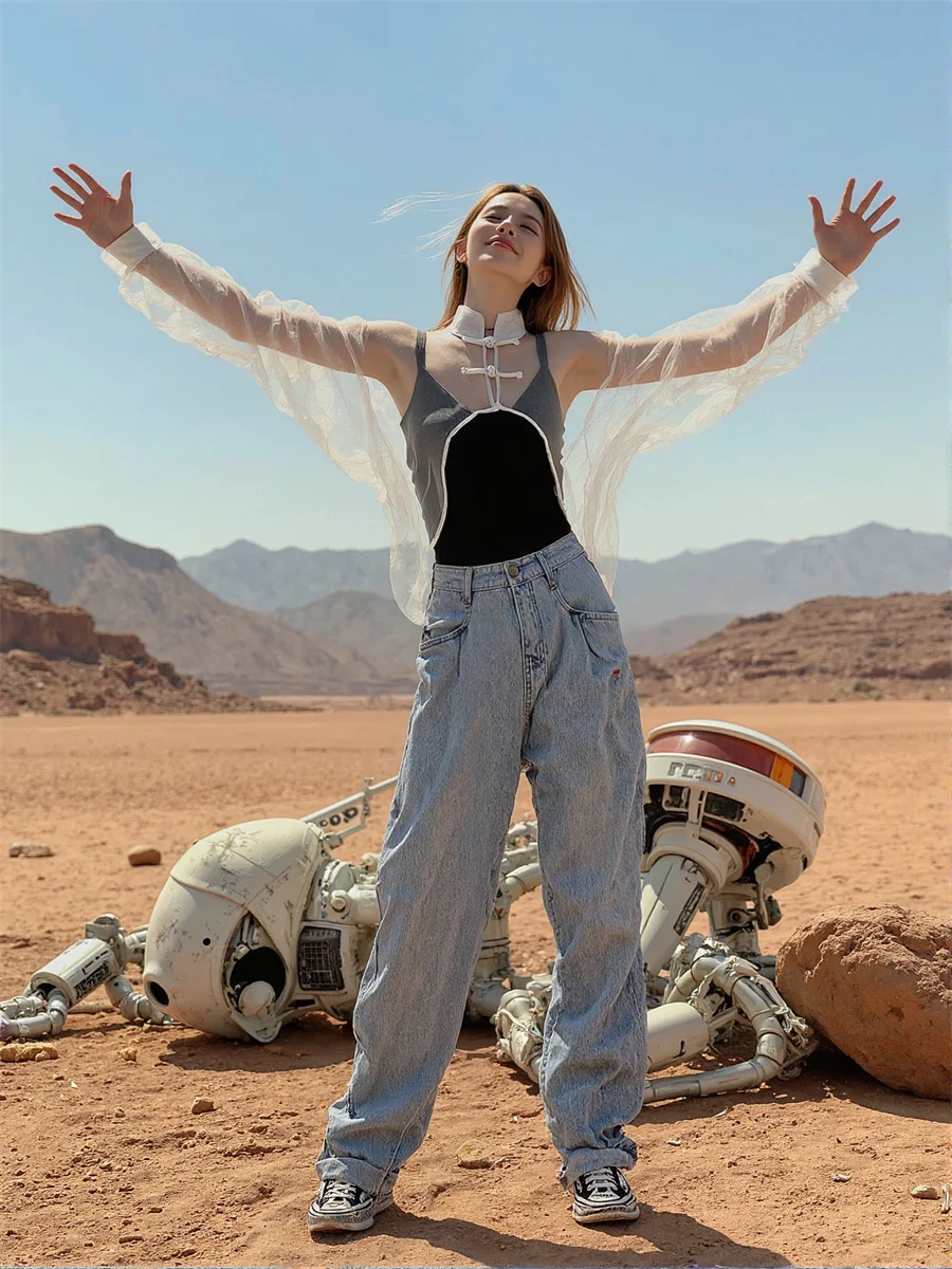 Czarna koszula damska z długim rękawem, patchworkowa, z blokami kolorów, zapinana na guziki, prosty, podstawowy, minimalistyczny styl, modne bluzki damskie, cool.