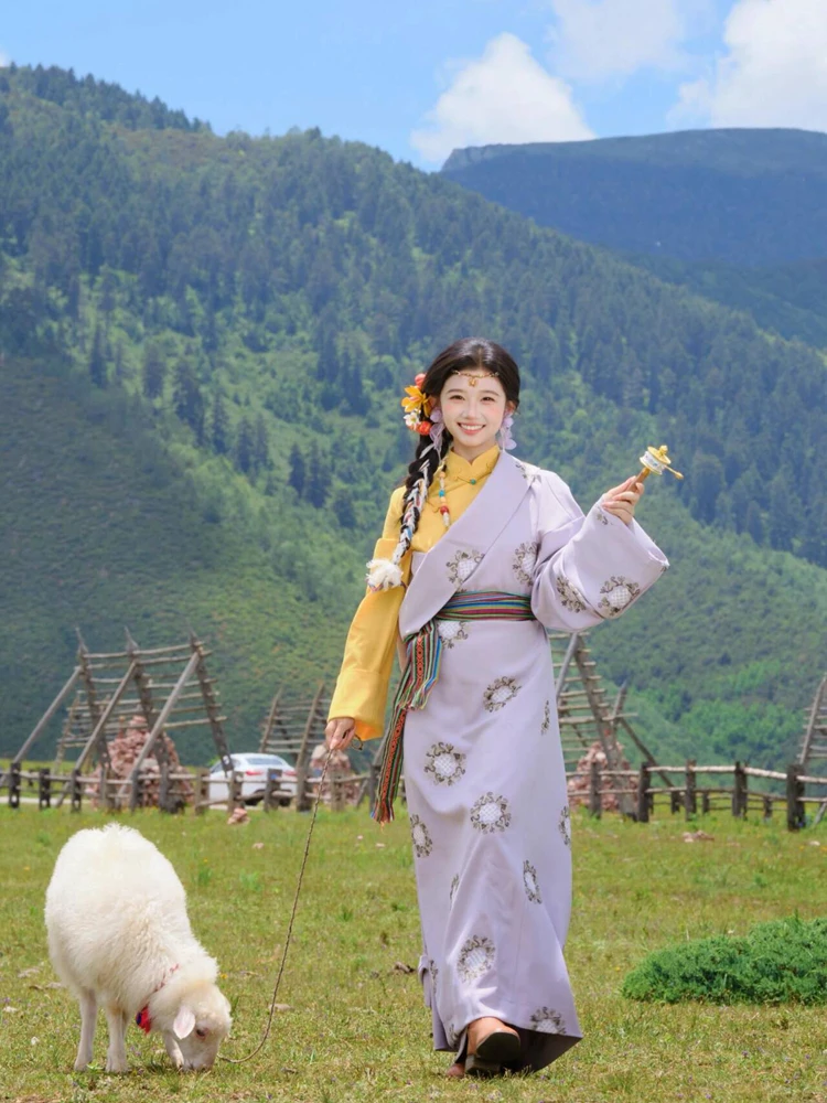 

Этнический тибетский костюм для фотосессий: Новая модель тибетской робы для молодых девушек, идеально для путешествий и фотосъемок в Лидзяне.