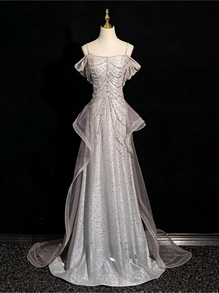 

A new style of light luxury and niche toasting dress