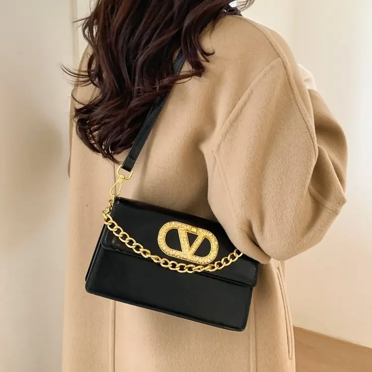 

Новая женская роскошная маленькая квадратная сумка 2026 года, с пряжкой в виде буквы V из страз и золотой цепочкой, модная сумка через плечо/кроссбоди