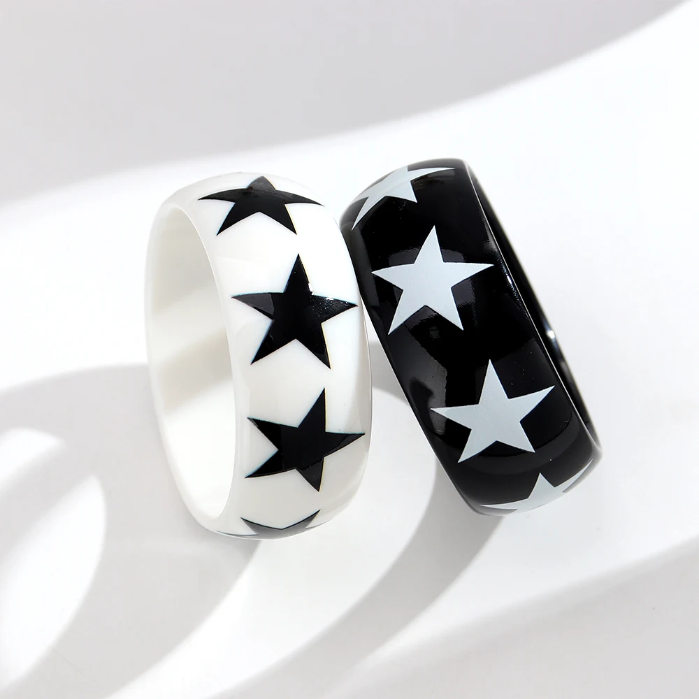 Einfacher Acryl-Armreif in Schwarz-Weiß mit Sternen- und Punktmuster, breiter, runder, geometrischer, klobiger Armreif aus Kunstharz, minimalistischer Schmuck, Geschenk. – Detail 4