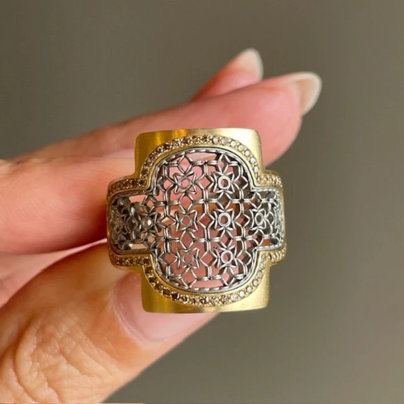 Luxury Two-tone Hollow Synthetic Gemstone Ring Copper Material Women Jewelry Ring For Banquet
