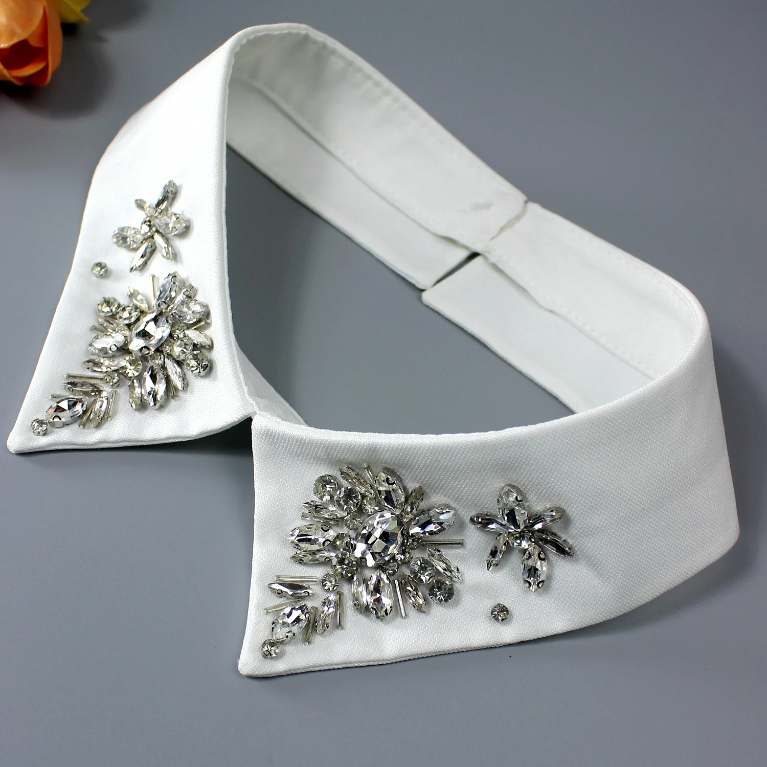 1 Stück luxuriöser Strass-Kunstkratz, mit glänzenden Diamanten und handgenähter Verarbeitung. Entworfen mit Sonnenblume und C – Detail 5