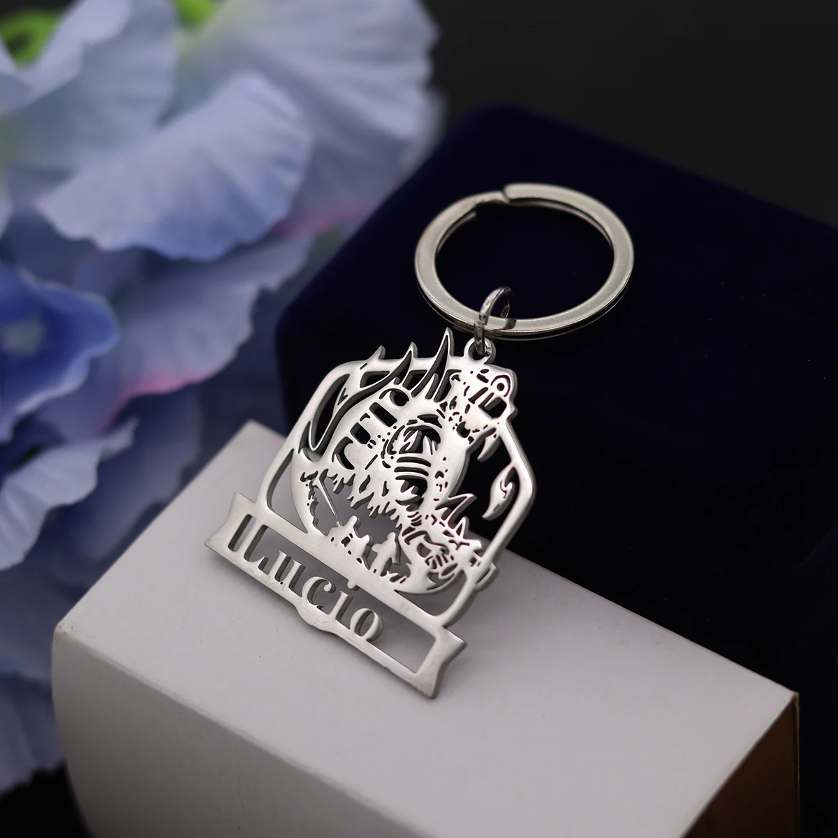 QIAMNI مخصص اسم رقم مفتاح سلسلة مخصصة لوحة كيرينغ عيد ميلاد شخصية الفولاذ المقاوم للصدأ سلاسل المفاتيح للنساء الرجال