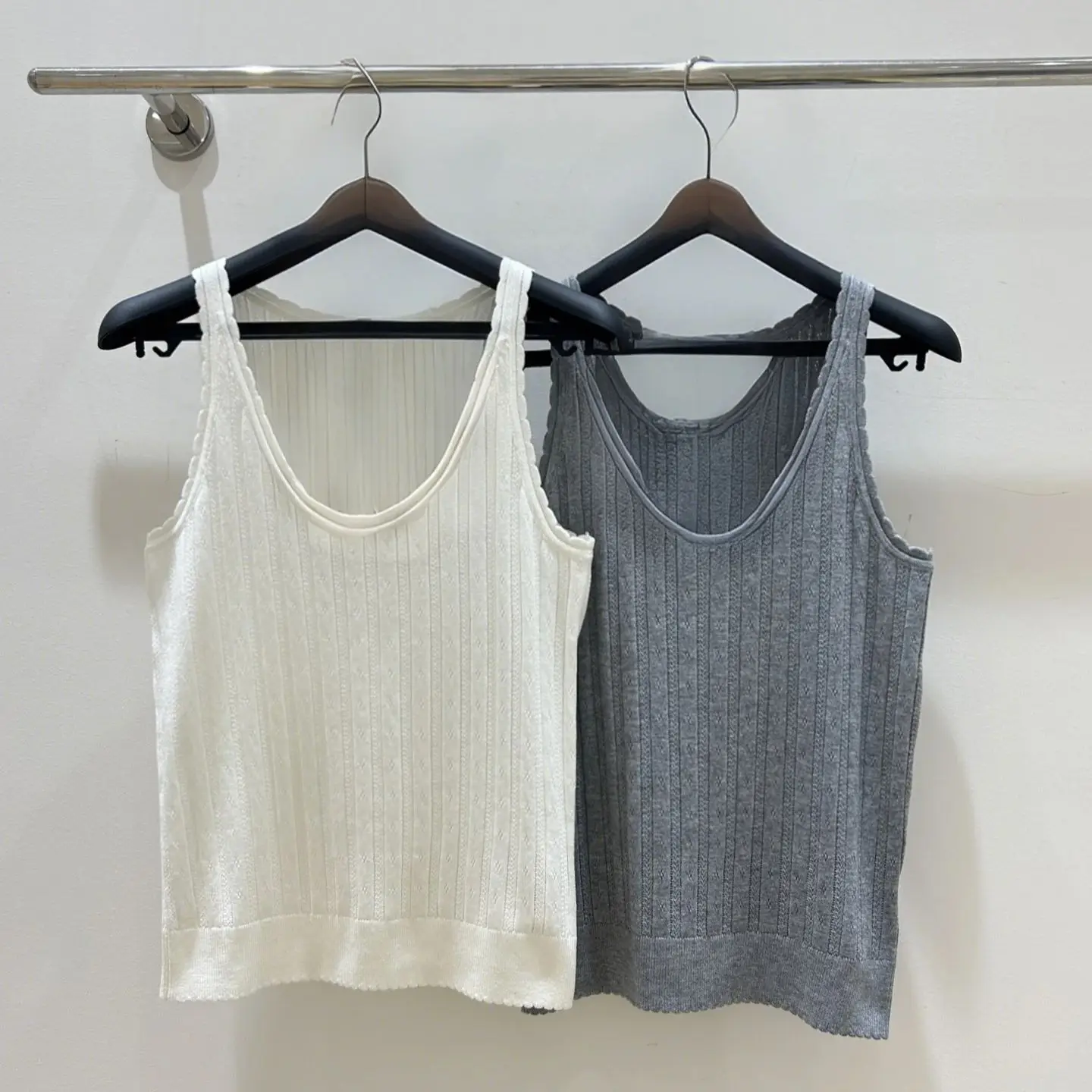 

Summer 2025 new wavy edge logo letter fashionable simple and elegant knit vest