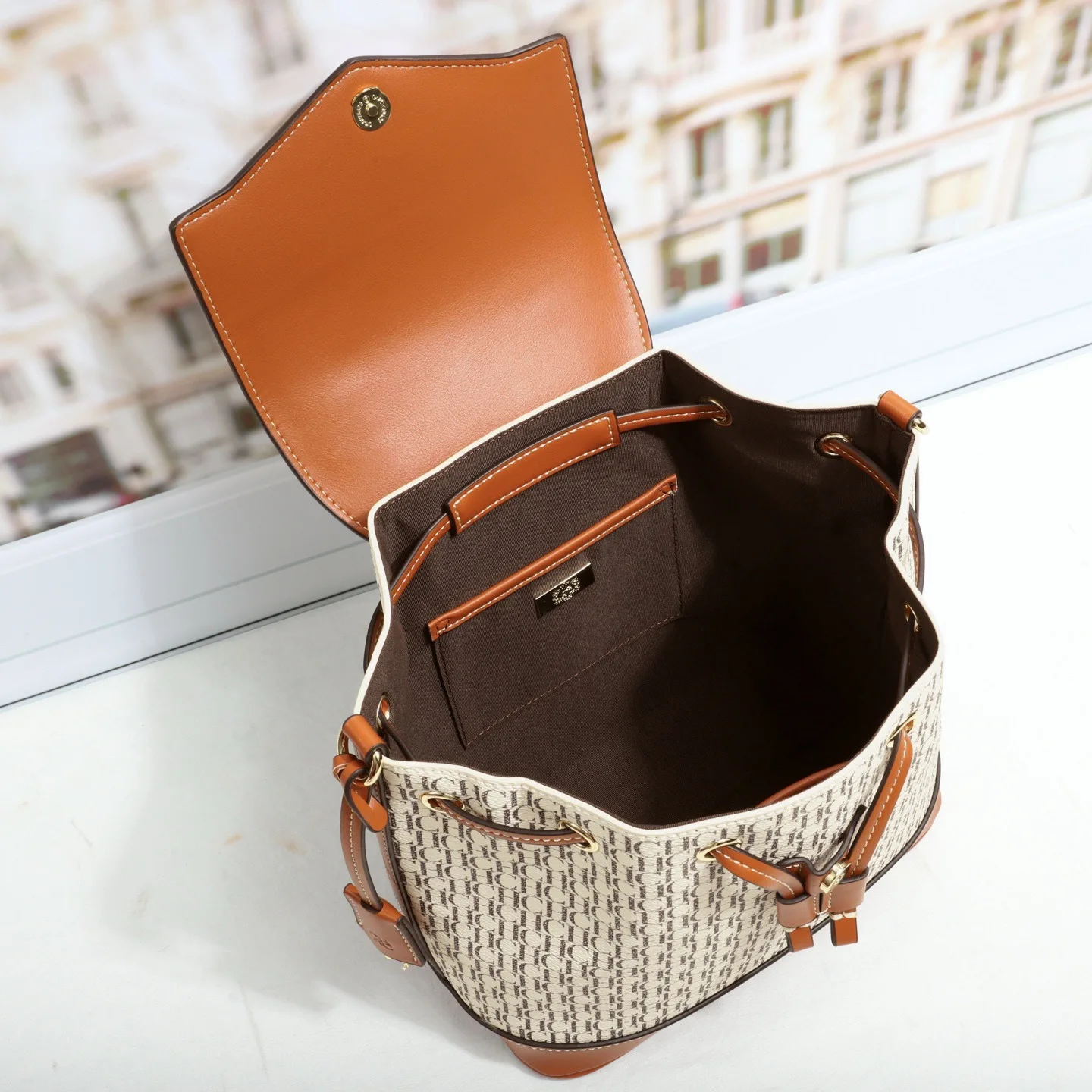 حقيبة ظهر CH Fashion وصلت حديثًا حقيبة ظهر ذات ملمس أصلي خفيفة فاخرة وبسيطة ومتعددة الاستخدامات حقيبة ظهر عصرية على شكل حرف أبجدي