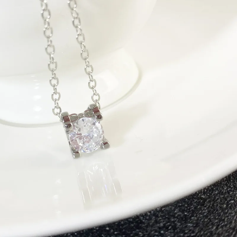 จี้เพชรทรงสี่เหลี่ยมเล็ก ดีไซน์โมอิสซาไนต์ ชุบทองคำขาว 18K พร้อมสร้อยคอแบบล็อคโบน