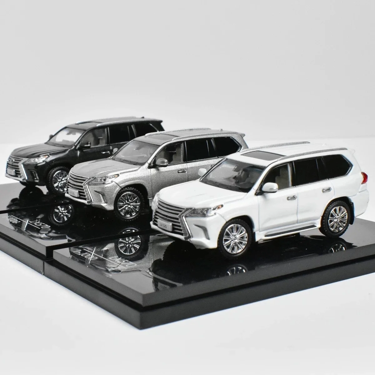 

Kyosho 1:64 LX570 off-road alloy car model