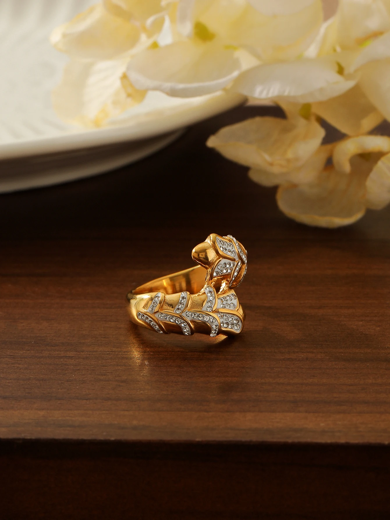 A stainless steel 18k women's zirconia ring is suitable for wearing on a date.